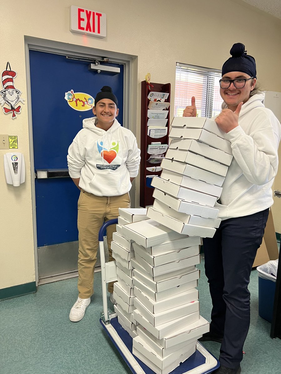 projectsmileaz's tweet photo. Thanks to @HersheyCompany @YouthService for amazing #heartwarmingproject grant for art kits for kids in need! We can’t wait to bring #smilesforall😊😊😊😊😊 https://t.co/muZzTO6XrA