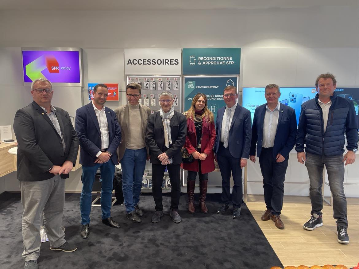 MEUSEFM's tweet photo. Info: Hervé Depierre, Délégué Régional Grand Est de SFR a annoncé l’arrivée de la 5G à Verdun à l'occasion de l’inauguration hier de la boutique SFR de Verdun qui vient d’être aménagée au nouveau concept « content store ».
> Lire la suite sur notre page Facebook.  @SFR https://t.co/IgRuJdGC54