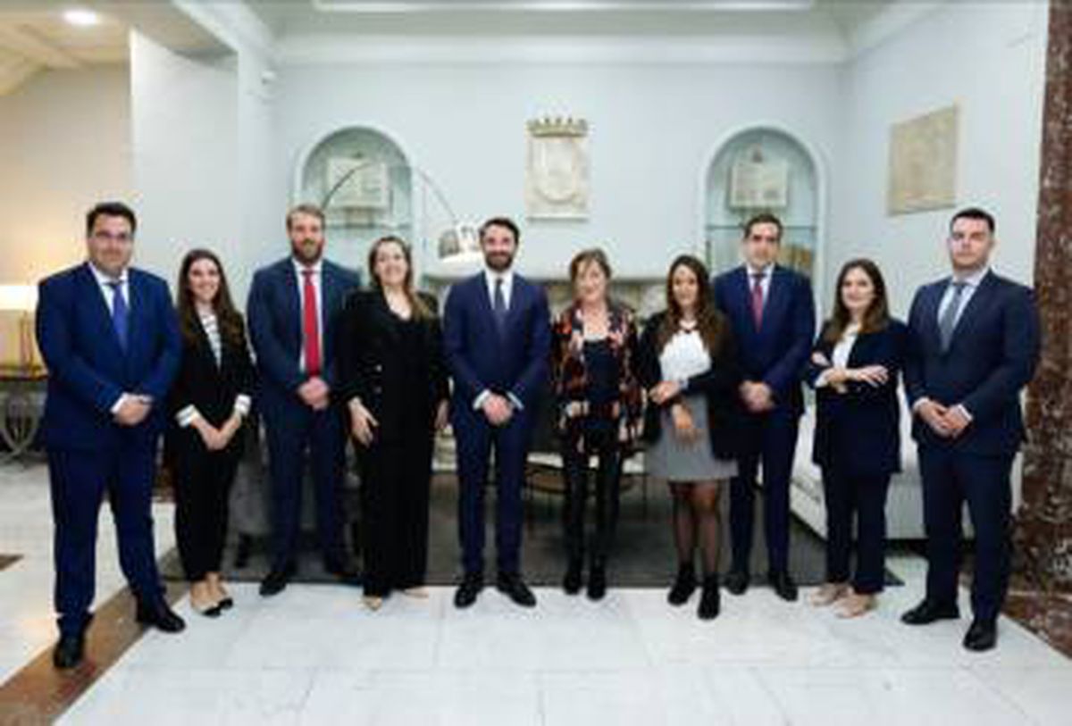 CincoDiascom's tweet photo. Alberto Cabello ha tomado posesión como nuevo presidente de la Confederación Española de la Abogacía Joven #CEAJ https://t.co/1C5ICWqtST https://t.co/CIG4v5qwVD
