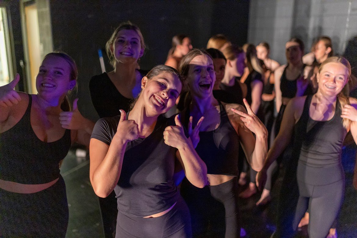 Apex Friendship Dance tweet media