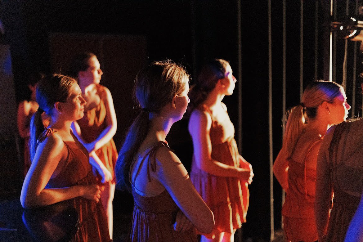 Apex Friendship Dance tweet media