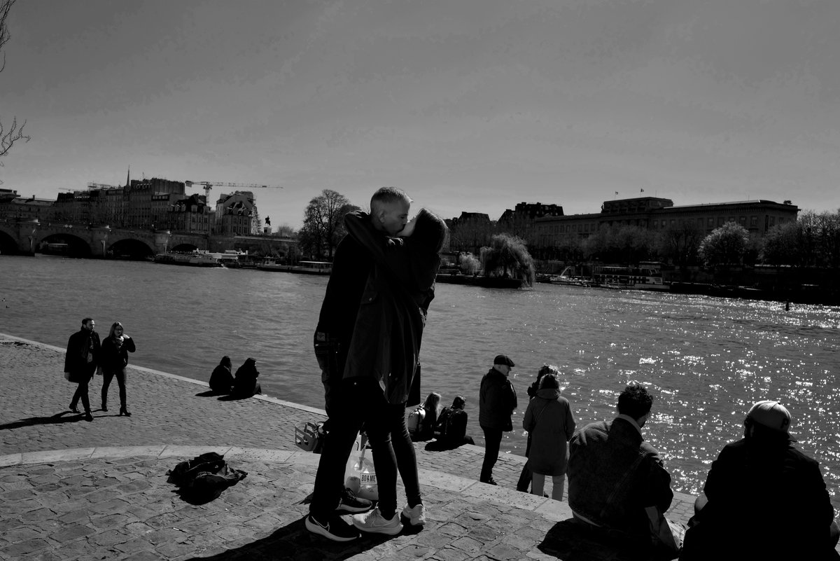 #paris #kiss #streetphotography #street #cityscape #pontneuf
