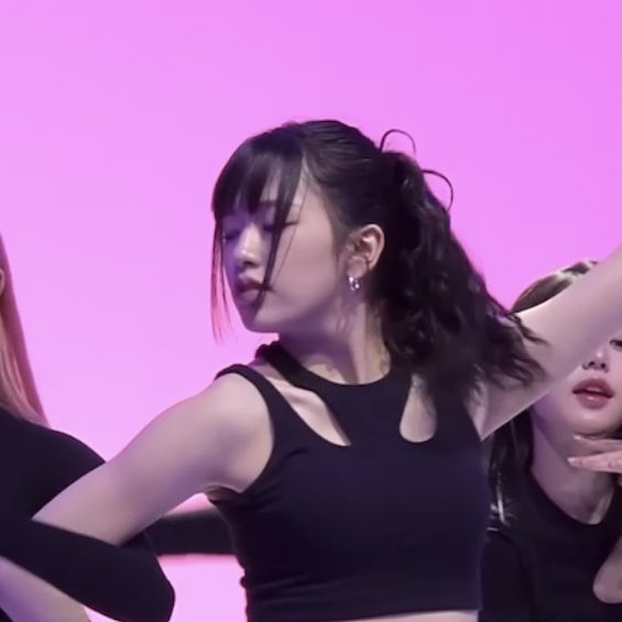 안유진 마른근육……….