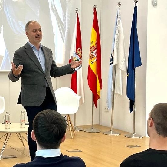 regades's tweet photo. Nos visitó alumnado del #Grado de Dirección y Administración de Empresas que imparte #IESIDE con su profesora Teresa Mariño. Encantados del interés por Zona Franca https://t.co/UK4A5Gydjr
