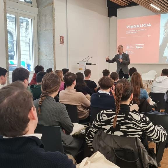 regades's tweet photo. Nos visitó alumnado del #Grado de Dirección y Administración de Empresas que imparte #IESIDE con su profesora Teresa Mariño. Encantados del interés por Zona Franca https://t.co/UK4A5Gydjr