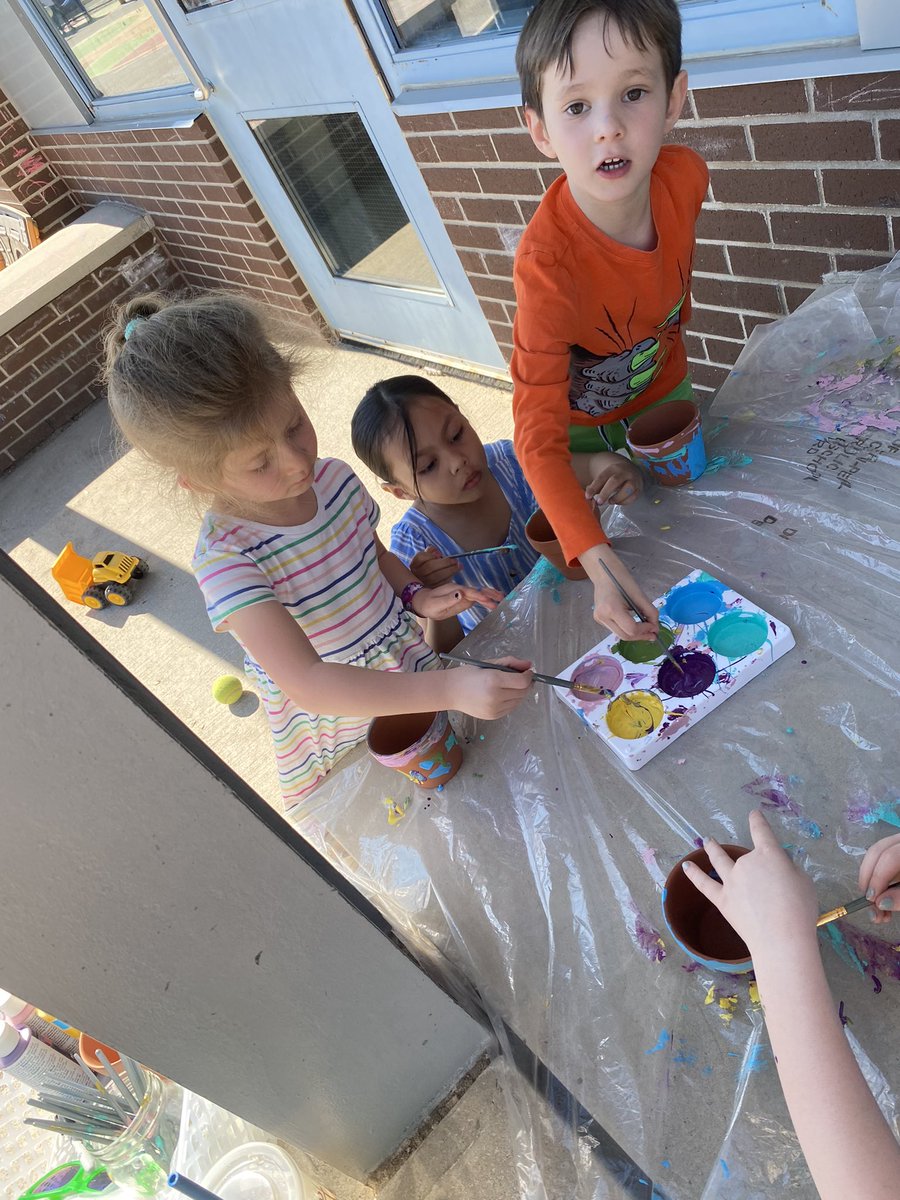 Mrs_Luciani's tweet photo. A beautiful day to bring our learning outside 🌞 @AnthonyBrampton #keepingupwiththekinders https://t.co/cDtcWqYpYp