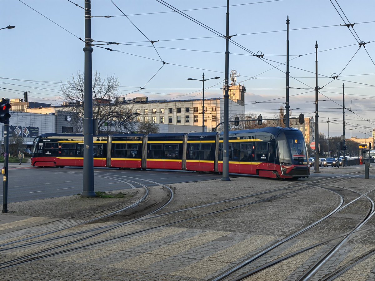 Mamy nowy tramwaj w Łodzi! Nowe modele tramwajów w taborze. :) Od zewnątrz wyglądają nowocześnie. 😍 We have new tramway cars in our city. :) There are a few! #trams #photography #streetphotography #industrialphotography My photos on a walks through city last days. 📷🏙🚋😊🧡