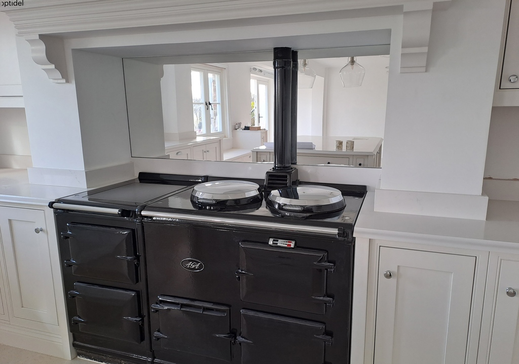 We offer toughened mirror - 6 times stronger than untoughened mirrors when it comes to heat and impact resistance. 🔥 Visit our website to find out more: bit.ly/3Z8CO5a 📸 R&R Kitchens, Toughened Silver Mirror #mirrorsplashback #kitchensplashback #glasssplashback