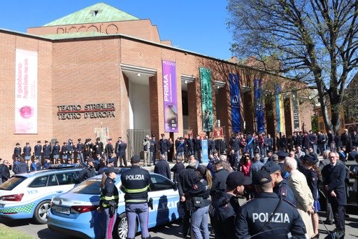 Celebrazione a #Milano #MI del 171^ Anniversario della fondazione #PoliziadiStato - #FestadellaPolizia - #Assoedilizia #AmicidiMilano #IstitutoEuropaAsia rendono onore - #TeatroStrelher #PiccoloTeatroMilano