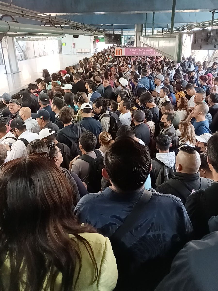 leduardoz's tweet photo. @MetroCDMX Según ustedes, ¿esto es por 4 min. De intervalo entre trenes? https://t.co/xLw9QrTI7C