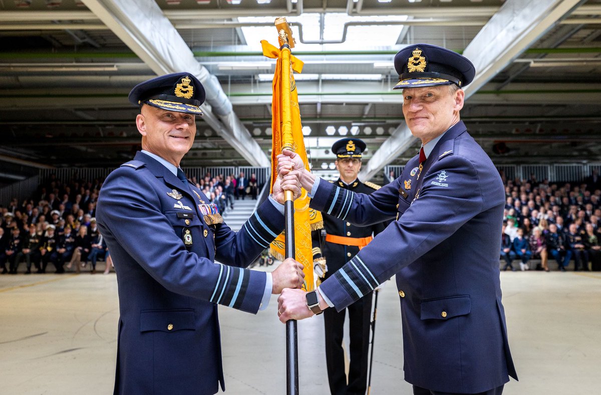 Kon_Luchtmacht's tweet image. Na bijna 7 jaar aan de 'stuurknuppel' van @Kon_Luchtmacht te hebben gezeten, heeft luitenant-generaal Luyt @dennisluyt vandaag zijn functie als commandant overgedragen aan luitenant-generaal Steur @andresteur 👉 bit.ly/3ocNEtg @Defensie