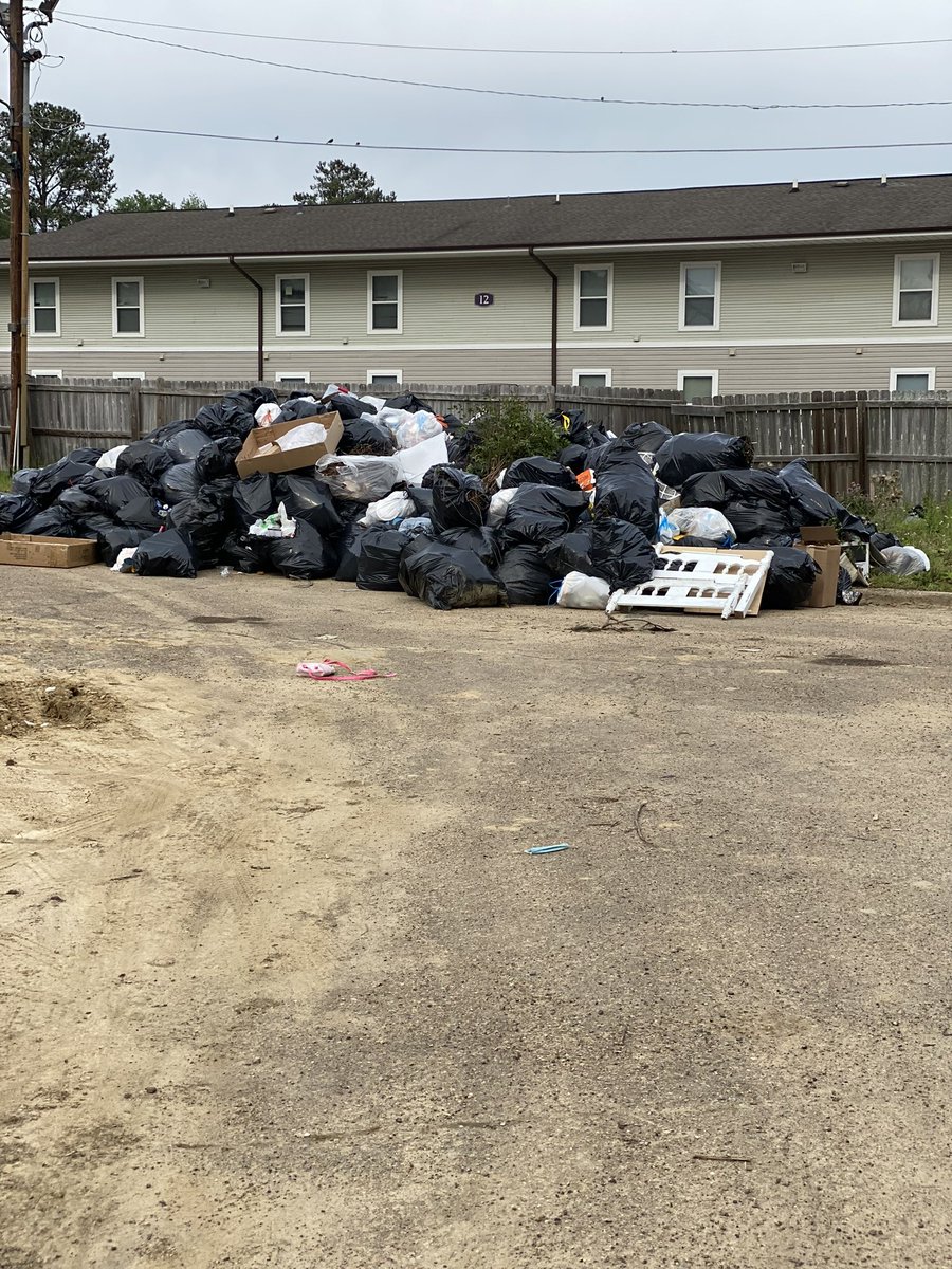 Chad_Boogie's tweet photo. There’s a garbage crisis in Jackson, MS right now. 

https://t.co/fl1DXwAzJe

🙏🏾#PrayForJackson

 #MississippiStrong ✊🏾💪🏾 https://t.co/h8YpeBN3K5