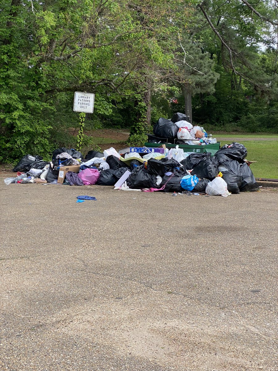 Chad_Boogie's tweet photo. There’s a garbage crisis in Jackson, MS right now. 

https://t.co/fl1DXwAzJe

🙏🏾#PrayForJackson

 #MississippiStrong ✊🏾💪🏾 https://t.co/h8YpeBN3K5