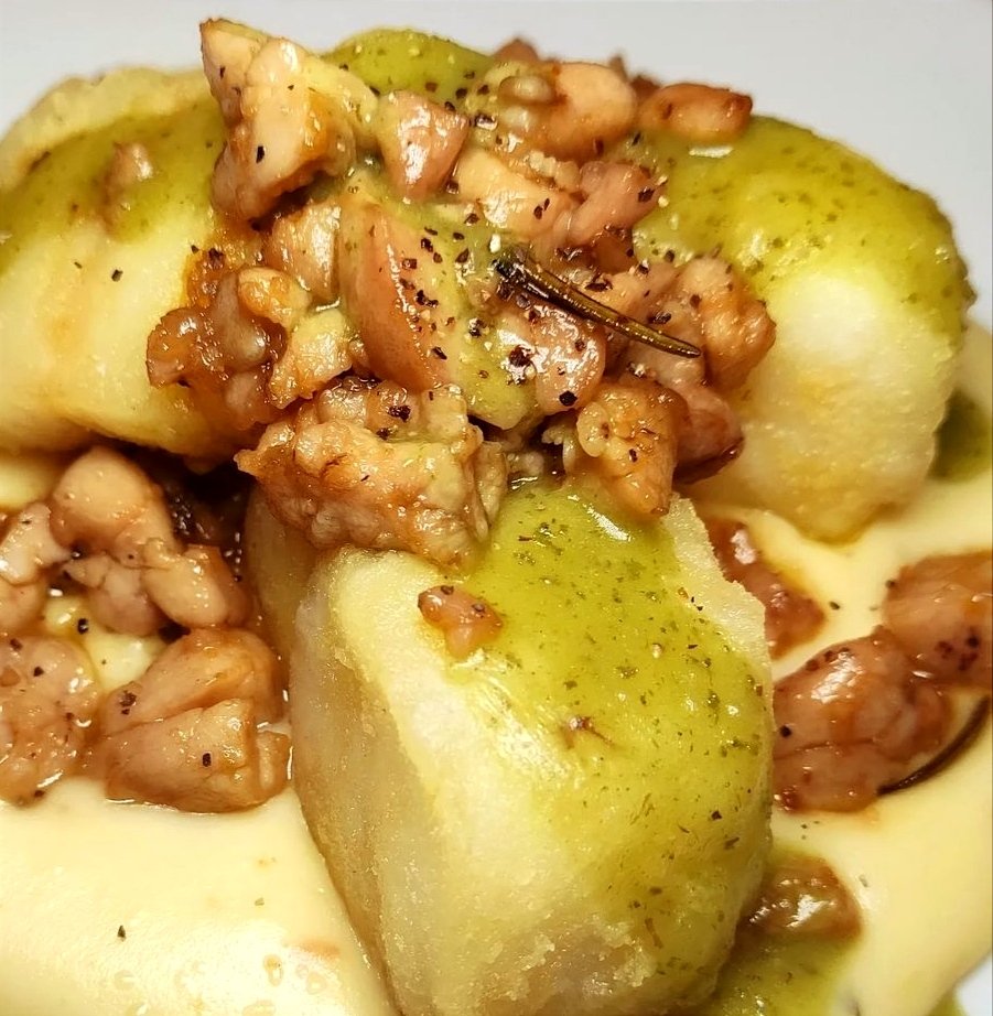 osterialasolfa's tweet photo. Baccalà croccante con animelle al chinotto e purè di patate aromatizzato alla salvia 😱
Daje de #venerdipesce
🎼#osterialasolfa
#ercococlaudio 👨🍳
🎶
🎶
🎶
🎶
#baccalàcroccante #baccalà #animellealchinotto #animelle #purèallasalvia
#cucinaromanarivisitata https://t.co/3SELPueCEt