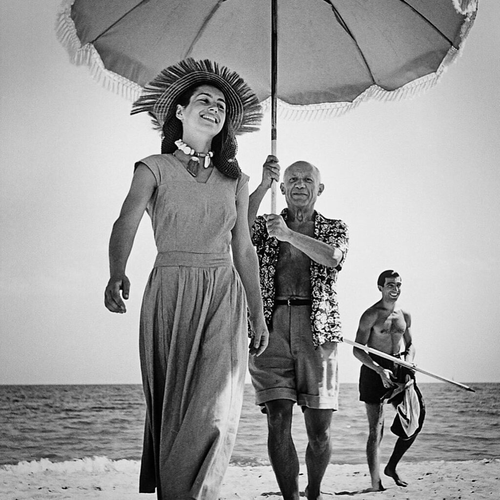 JVigas1887's tweet photo. Picasso y el Mediterráneo 🌊

📸 Robert Capa, 1948.

Picasso sostiene la sombrilla de Françoise Gilot en la playa de Golfe-Juan, Costa Azul.

#PicassoCelebration #CelebraciónPicasso #jvigas https://t.co/XDVlEUJ7mh Picasso y el Mediterráneo 🌊

📸 Robert Capa, 1948.

Picasso sos… https://t.co/nOmbm5mMgB