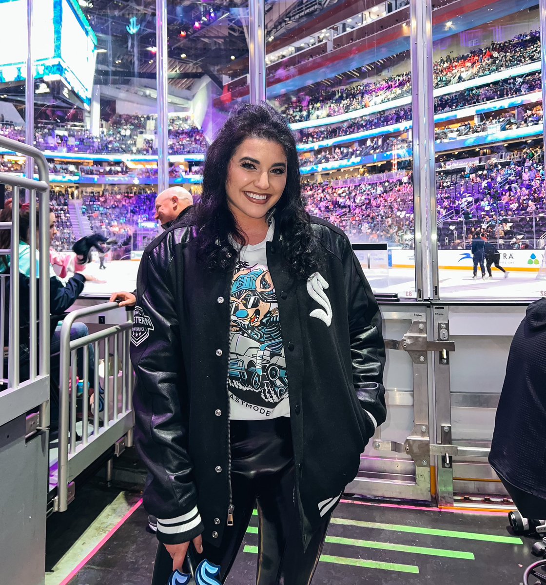 angelicasalem's tweet image. Playoffs here we come 🫶🏻 

#SeaKraken #InArenaHost #StanleyCupPlayoffs #Seattle #NHL #whereiroot #ClimatePledgeArena #Playoffs #KrakenCrew

@SeattleKraken x @ClimateArena