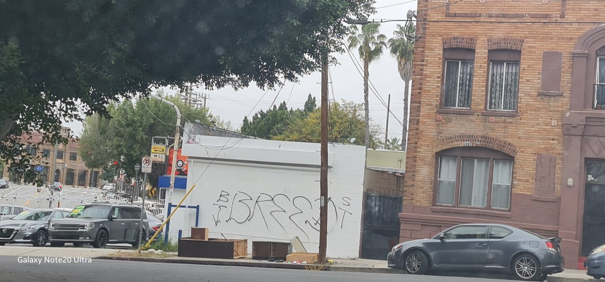 Los del El Faro  se mudan de país ahora a Costa Rica porque a de ser ... Ya que Nayib Bukele ha logrado erradicar las pandillas en El Salvador... Mientras en Los Angeles, CA son más frecuentes los gráfitis que hacen alusión a las pandillas...