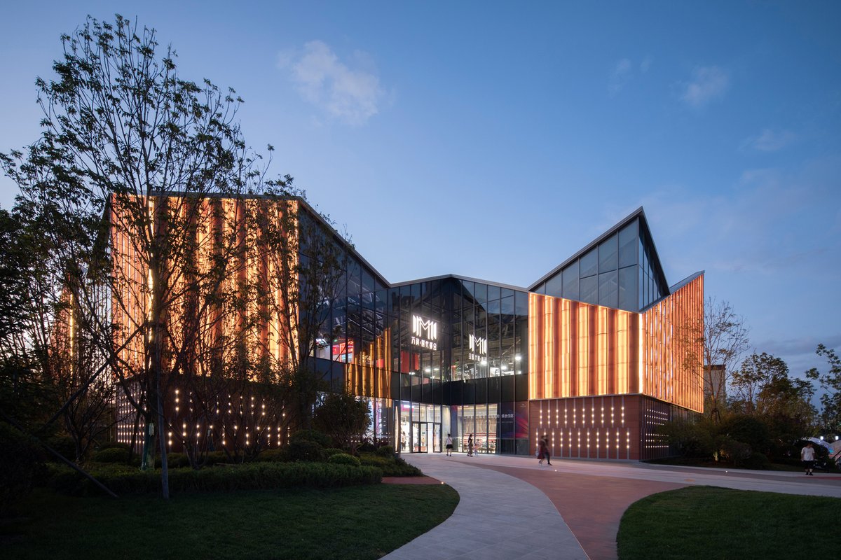 AColonFLRealtor's tweet photo. Nighttime brings a new level of visual appeal to this building's #architecture. #structures  https://t.co/7eeflK8bqU https://t.co/ZghwDIisjV