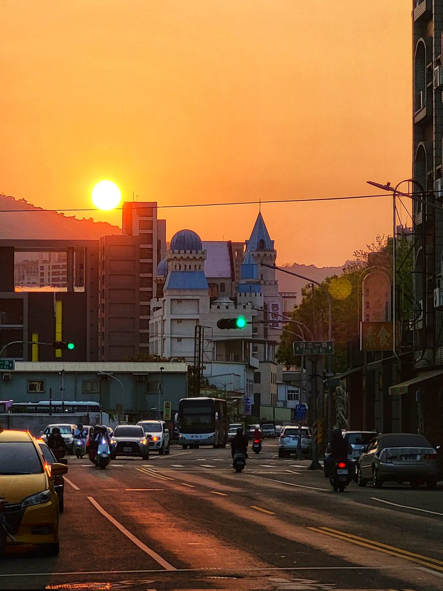 JerWeio's tweet photo. 過馬路時偶然發現的風景
台式城堡街景

#夕陽 #落日 #高雄街景
#s21fe #sunset https://t.co/tahCefpQej