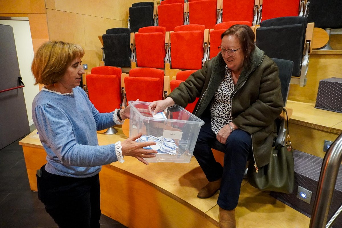 ForoSolidario's tweet photo. 🥁 Y la persona ganadora es... ¡¡𝐌𝐚𝐧𝐮𝐞𝐥𝐚 𝐂𝐚𝐥𝐥𝐞𝐣𝐚 𝐀.!! Gracias a nuestro #ProgramaRECREA Manuela se va gratis de viaje a Puy Du Fou y Toledo 🙌 Esta mañana hemos realizado el sorteo público en el que han participado + de 250 personas ¡G R A C I A S! https://t.co/T0quttoDZJ