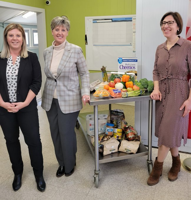 mclaudebibeau's tweet photo. In #Budget2023, we are reinvesting $10M into the Local Food Infrastructure Fund.
The #LFIF will continue helping non-profit organizations like the Grenier des collines, which was able to purchase a new fridge to continue providing its community with nutritious food https://t.co/a97CDB3pJI