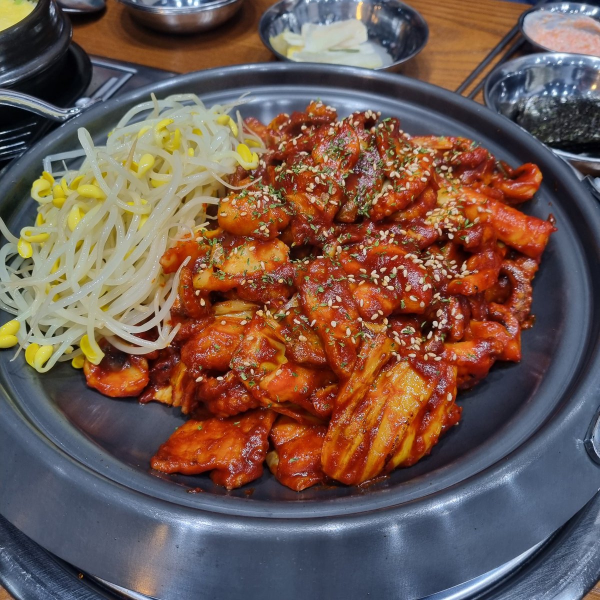 meokdduni's tweet photo. 주꾸미삼겹살볶음..! 깻잎에 쌈무올리고 콩나물 얹고 삼겹살이나 주꾸미 날치알마요찍어서 쌈싸먹으면 세상 존맛...계란찜하고 살얼음낀 콩나물국이 매운맛을 씻어준다!! 볶음밥은 말해뭐해 https://t.co/YmnWNDDaqP