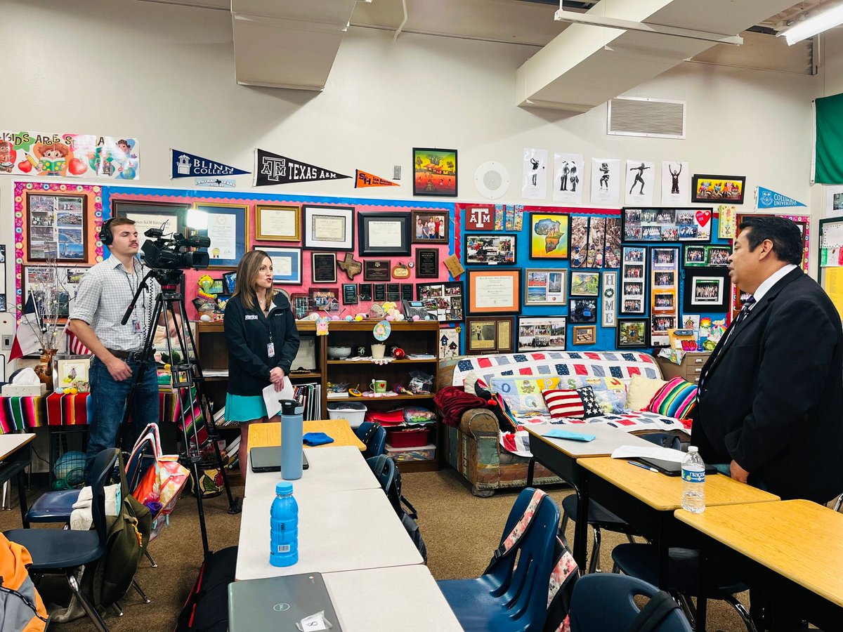 BryanISD's tweet photo. #NealElementary 4th grade teacher Agustin Lara is one of this year's #JeffersonAward honorees! He has been at the school for 26 years &amp; has traveled extensively, bringing the world to his kids. 🌎 The Jefferson Awards Show will air April 27 on @KBTXNews!

#BryanProud #RegalEagles https://t.co/YlszZwdGM6