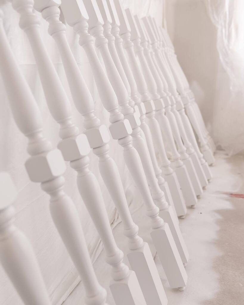 👷🏼‍♀️WORK IN PROGRESS🚧

@ariel_on_insta turned one of our new 2nd floor bedrooms into a giant spray booth and gave our custom baluster and stair posts a few coats of paint before installation. You should see him go with that spray gun, it takes second to… instagr.am/p/CrBUzTbMklV/