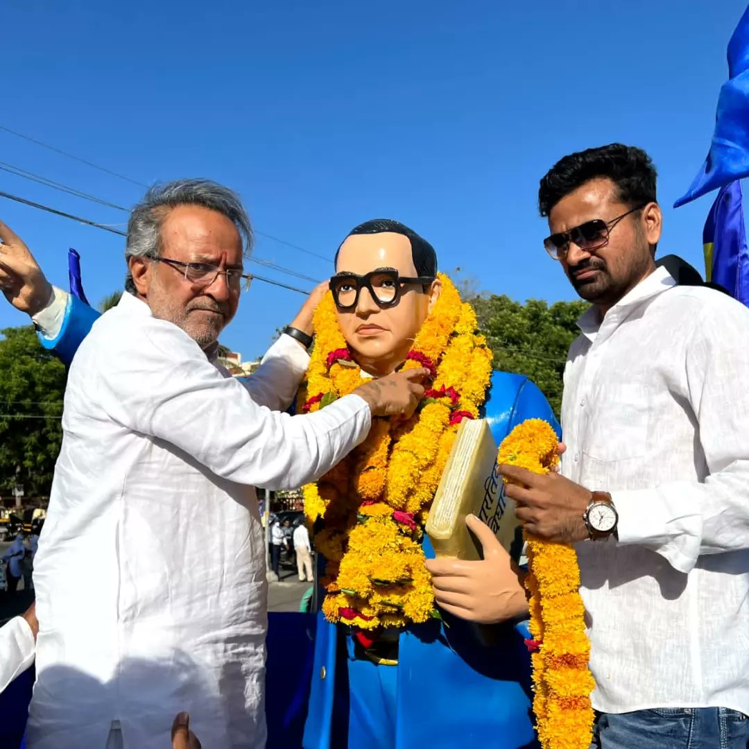arjunmodhwadia's tweet photo. आज डॉ.बाबासाहेब अंबेडकर की 132वी जन्म जयंती पर पोरबंदर अनुसुचित जाति समाज आयोजित शोभायात्रामें उपस्थित रहकर बाबासाहेब की प्रतिमा को पुष्पांजलि अर्पित की।

बाबासाहेब ने "शिक्षित और संगठित होकर अपने अधिकारोके लिए संघर्ष करनेका संदेश दिया है। जो हमेशा समाज के लिए प्रेरणास्रोत रहेगा। https://t.co/HjB6BJN5px