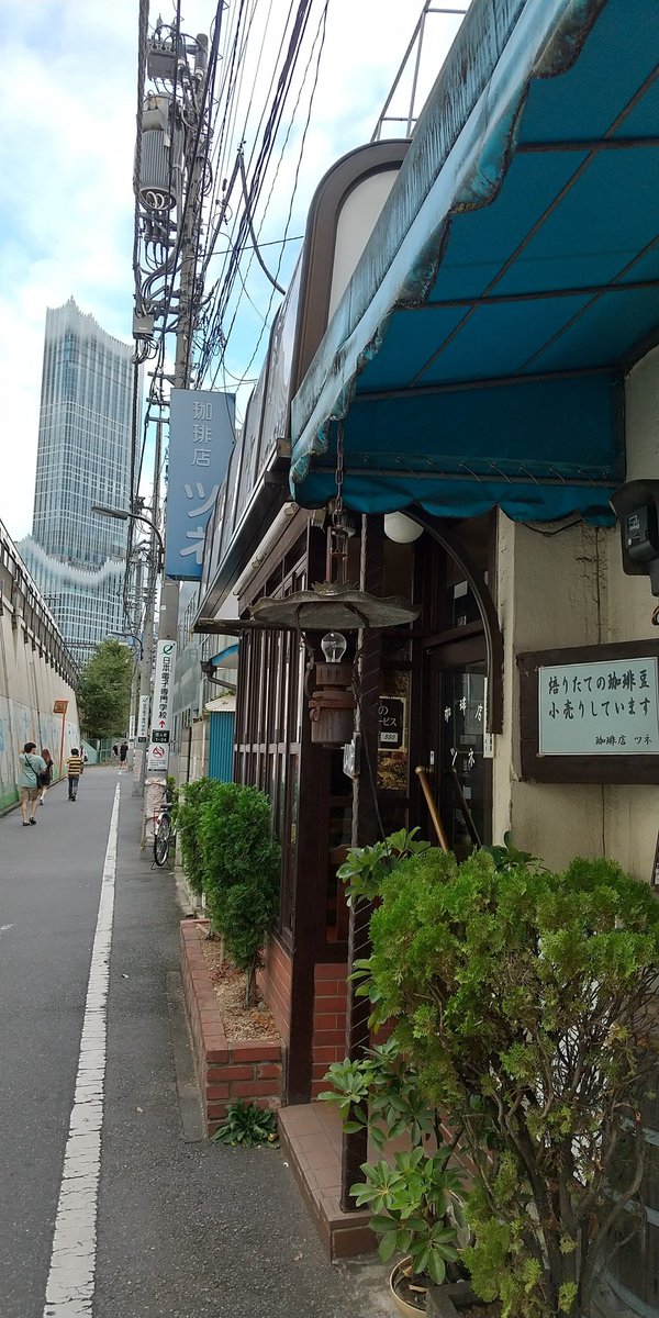 @72Okubo 行きたいですよねー！そういえば薬師丸ひろ子さんがセーラー服と機関銃の撮影時にココア？を飲んだ喫茶店ツネさんの辺りから見えました。
歌舞伎町は昔は沼地だったから水をイメージしたとか。設計士さん、女性なんですね👩
yukonagayama.co.jp/works/91/