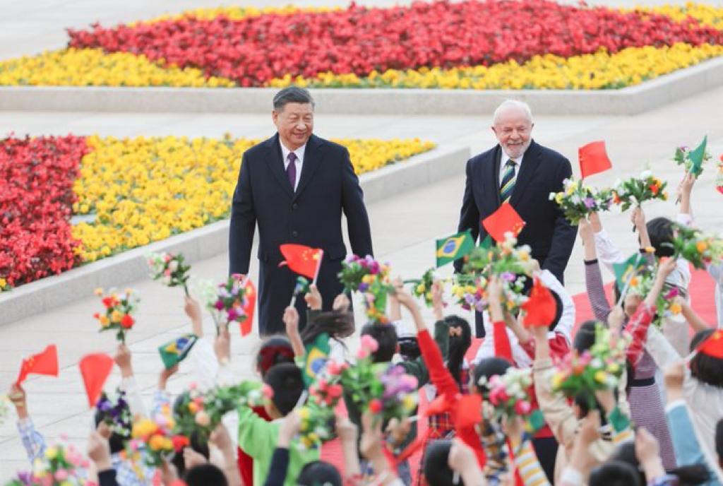 Embaixada da China no Brasil (@embaixadachina) on Twitter photo Na tarde do dia 14 de abril, o Presidente Xi Jinping conversou com o Presidente Lula da Silva no Grande Salão do Povo, na China. O Presidente Xi deu as boas-vindas ao Presidente Lula e expressou a sua grande satisfação em reencontrar um velho amigo na primavera florida de Pequim! Na tarde do dia 14 de abril, o Presidente Xi Jinping conversou com o Presidente Lula da Silva no Grande Salão do Povo, na China. O Presidente Xi deu as boas-vindas ao Presidente Lula e expressou a sua grande satisfação em reencontrar um velho amigo na primavera florida de Pequim!
