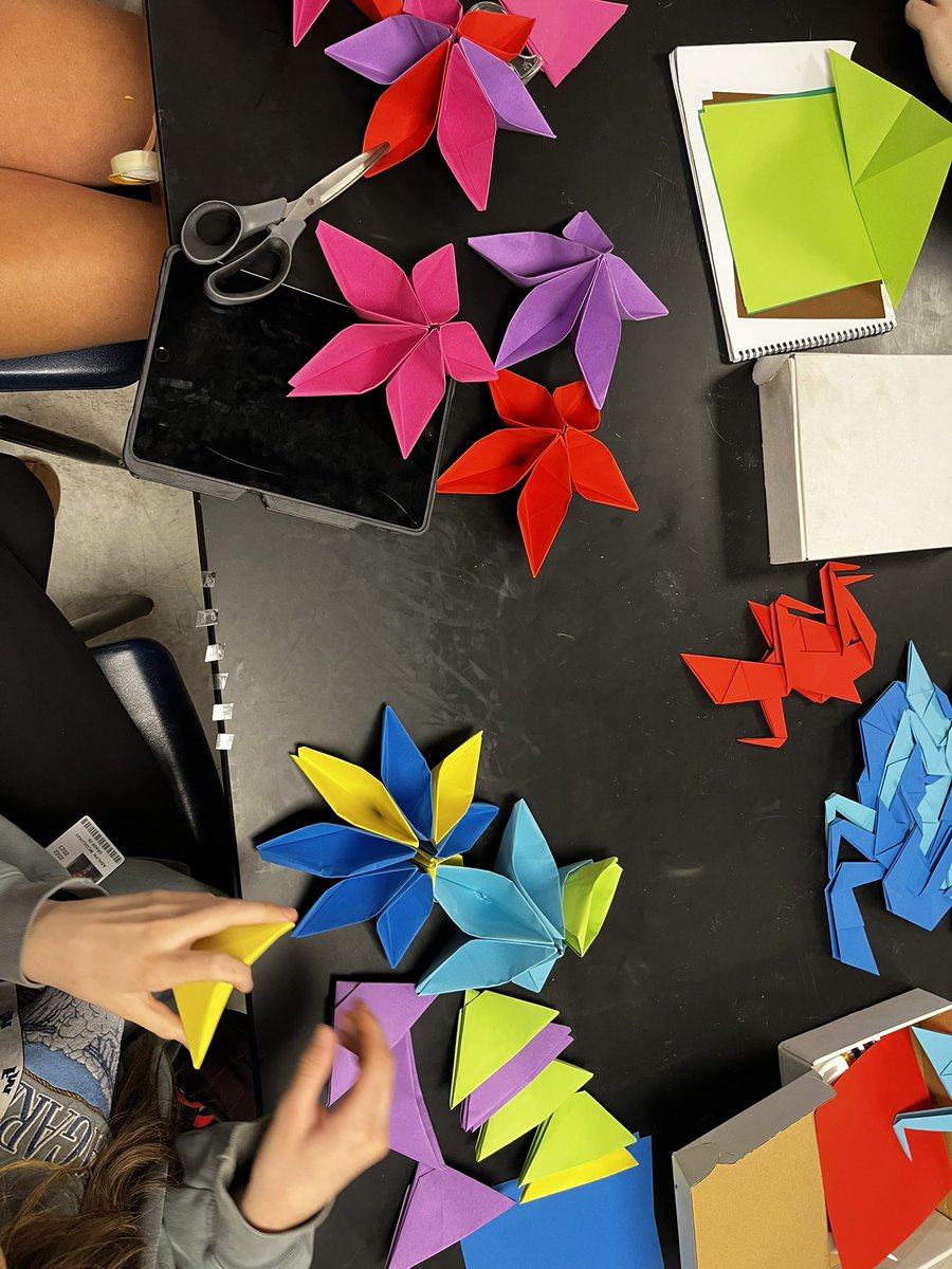 HynsonElla's tweet photo. Origami sculptures in Art 1. So excited to see how they combine them to make larger cohesive sculpture! https://t.co/7t9zGiAKxb