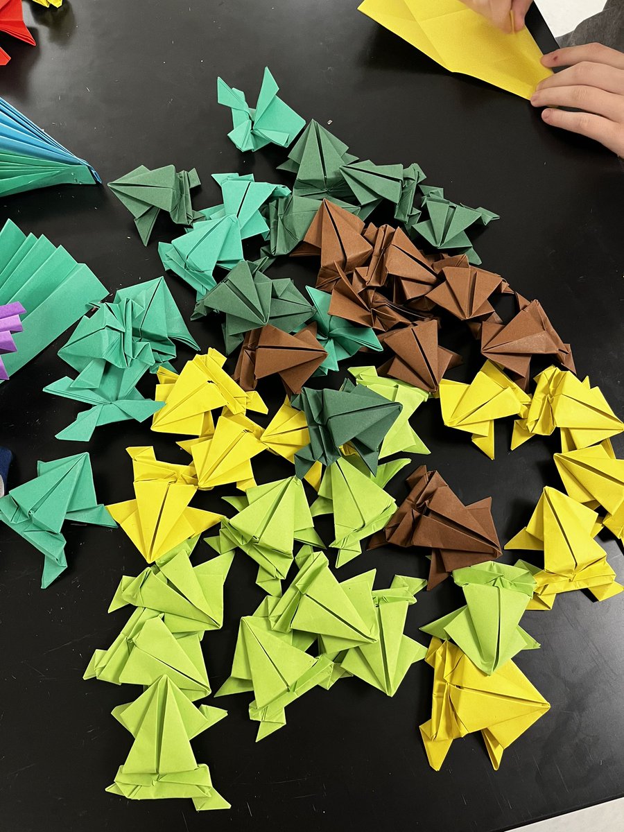 HynsonElla's tweet photo. Origami sculptures in Art 1. So excited to see how they combine them to make larger cohesive sculpture! https://t.co/7t9zGiAKxb