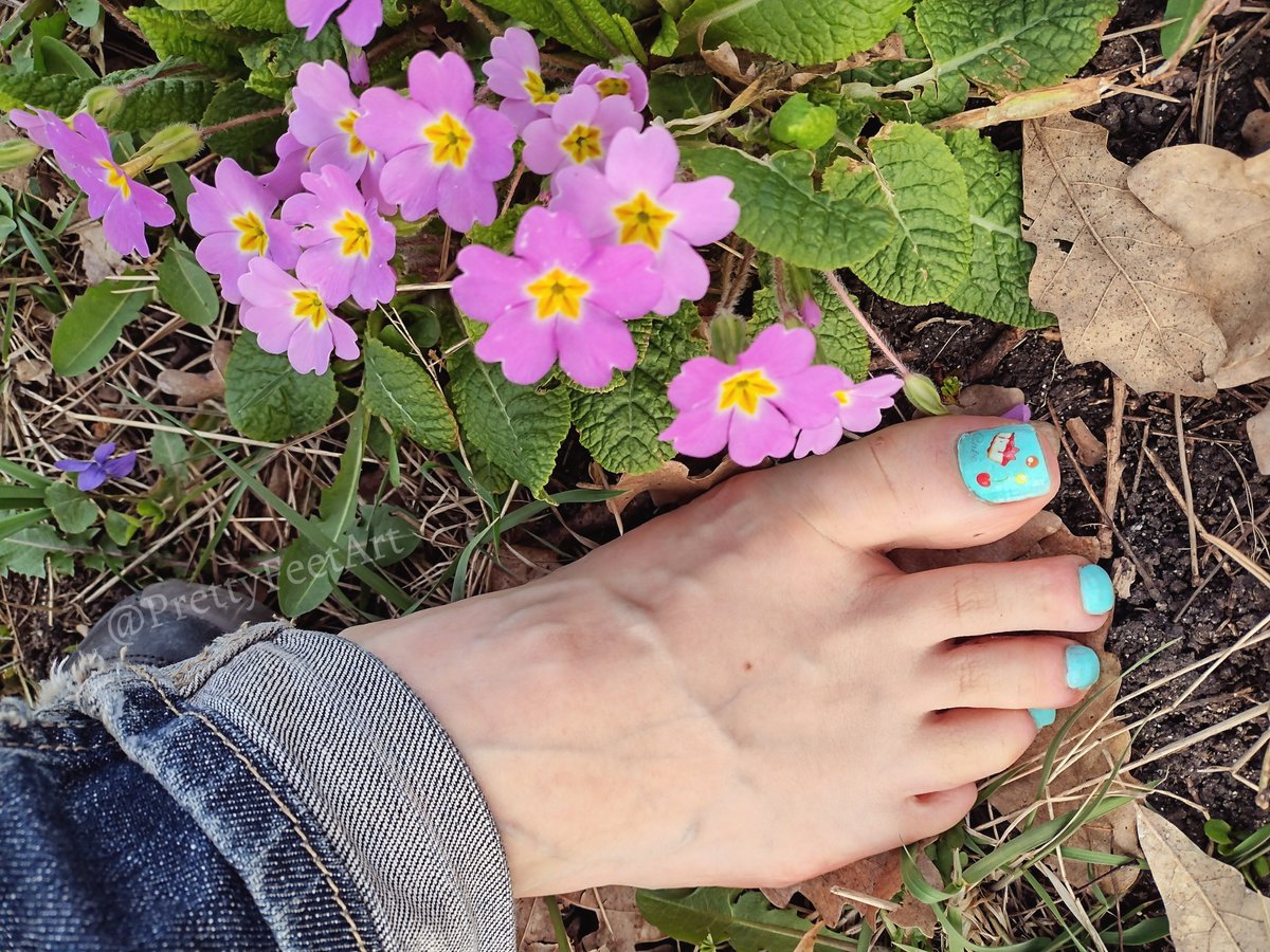 PrettyFeetArt's tweet photo. @RTyourFeet @ArianamarieeF Have a sweaty feet fabulous Friday!💦😋🥵 https://t.co/d9quzFHaIX