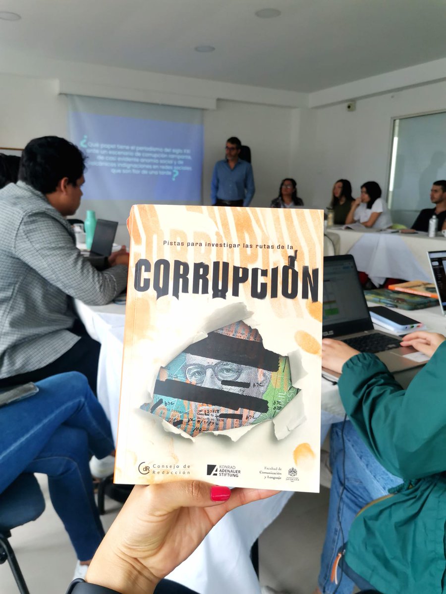 CdR_'s tweet photo. Iniciamos el primer taller  '#CdRLab Periodismo para investigar las rutas de la corrupción' en📍Medellín. 
Las y los periodistas aprenden cómo cubrir casos de corrupción en Colombia, de la mano de @jdlaverde9 y @Tatta25 https://t.co/jNtDdcUgt3