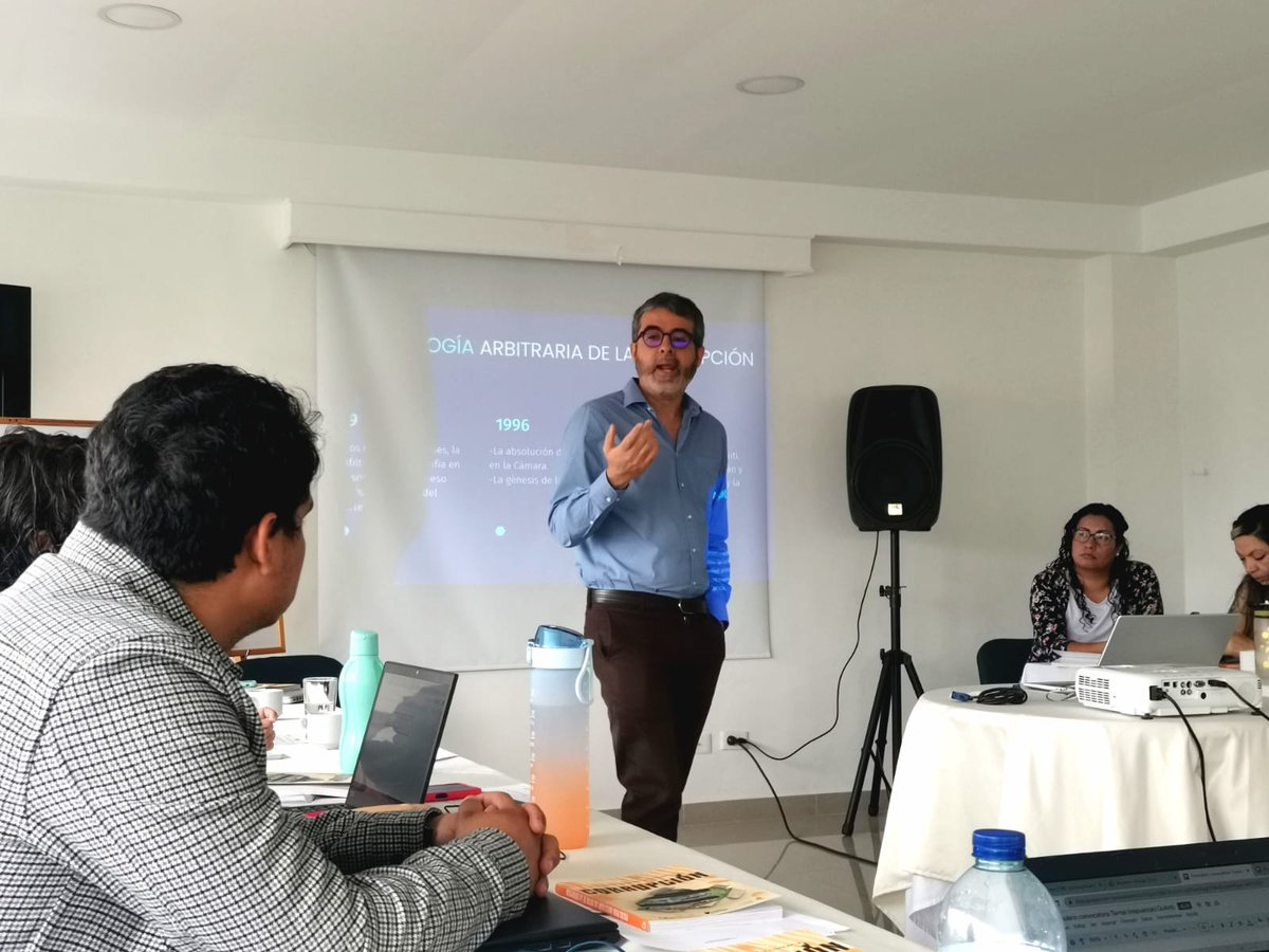 CdR_'s tweet photo. Iniciamos el primer taller  '#CdRLab Periodismo para investigar las rutas de la corrupción' en📍Medellín. 
Las y los periodistas aprenden cómo cubrir casos de corrupción en Colombia, de la mano de @jdlaverde9 y @Tatta25 https://t.co/jNtDdcUgt3