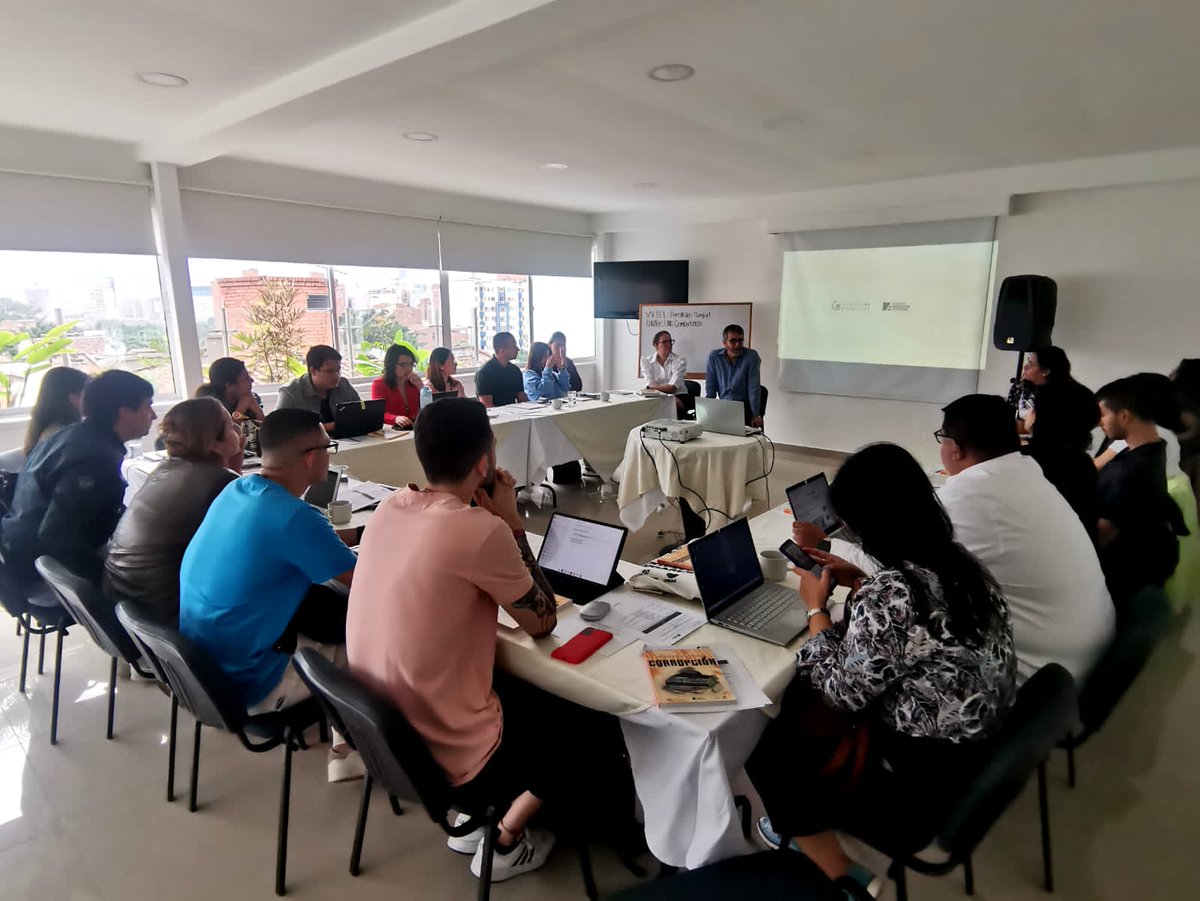 CdR_'s tweet photo. Iniciamos el primer taller  '#CdRLab Periodismo para investigar las rutas de la corrupción' en📍Medellín. 
Las y los periodistas aprenden cómo cubrir casos de corrupción en Colombia, de la mano de @jdlaverde9 y @Tatta25 https://t.co/jNtDdcUgt3