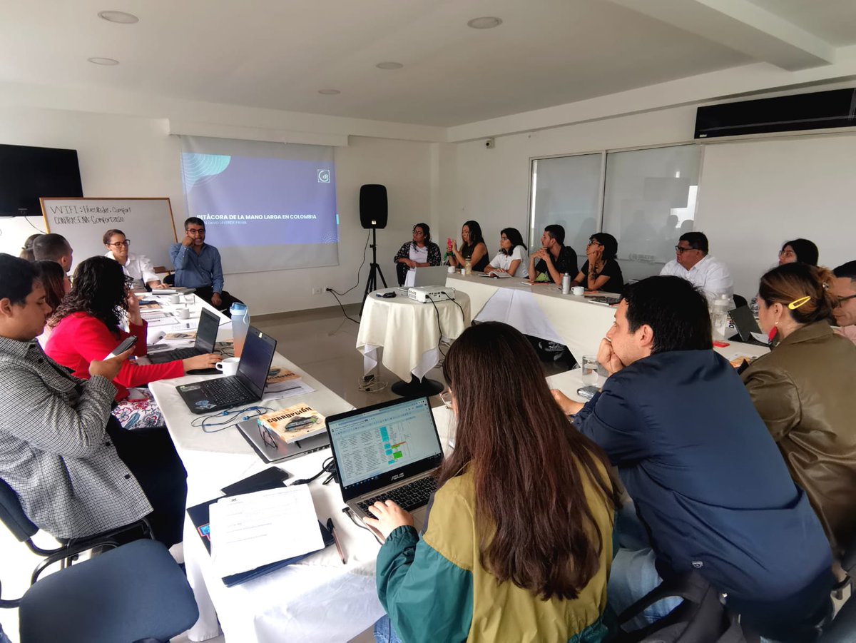 CdR_'s tweet photo. Iniciamos el primer taller  '#CdRLab Periodismo para investigar las rutas de la corrupción' en📍Medellín. 
Las y los periodistas aprenden cómo cubrir casos de corrupción en Colombia, de la mano de @jdlaverde9 y @Tatta25 https://t.co/jNtDdcUgt3