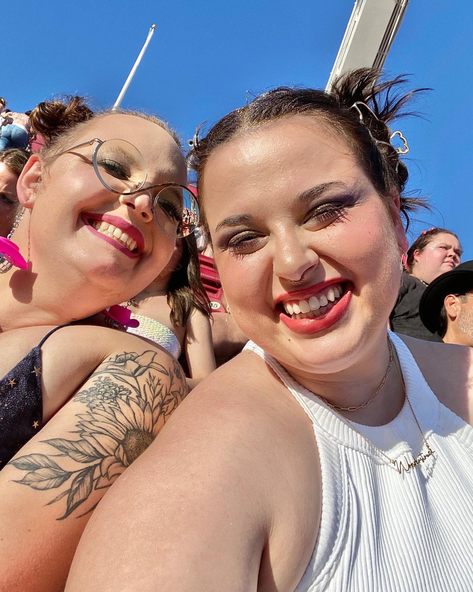 HannahScheckel's tweet photo. I’m wonderstruck, blushing all the way home 🫶 @TSTheErasTour @taylornation13 #TSTheErasTour #TampaTSTheErasTour https://t.co/9J6ne7OCEn