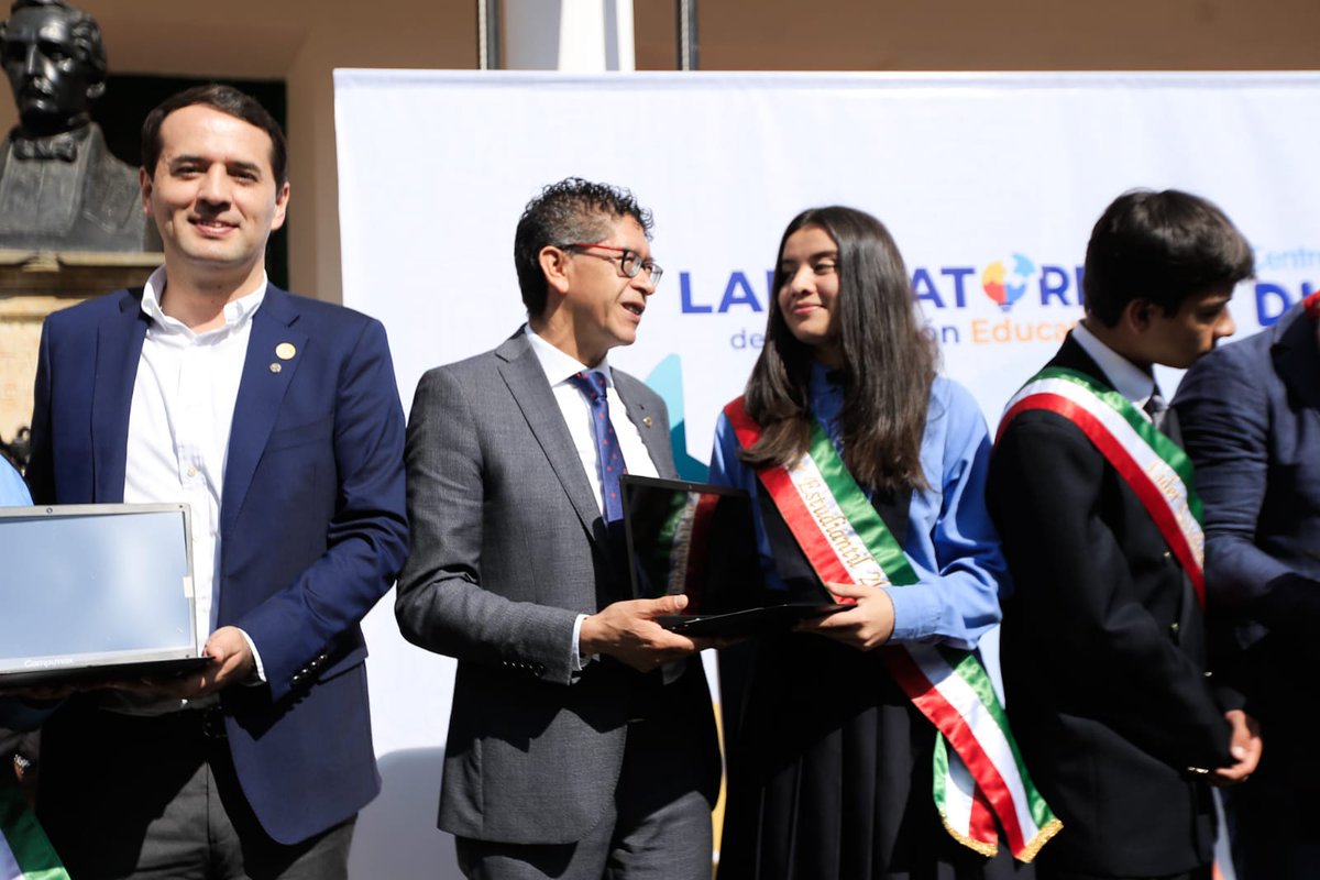 RamiroBarraganA's tweet photo. Esta es la educación que queremos para nuestros niños y niñas, la que cierra brechas digitales y logramos en equipo.

Felices por el Colegio de Boyacá que hoy recibe laboratorio de innovación y computadores.

Gracias Ministra @SandramUrrutia por pensar en su amada Boyacá. https://t.co/VomhrXyvfh