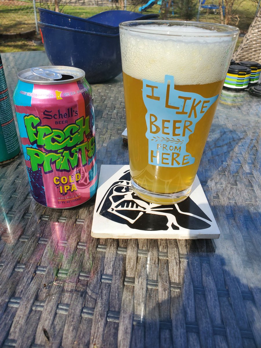 flash3342's tweet photo. 1st #PatioBeer of the Season.... Let's hear it for @SchellsBrewery #FreshPrints as the 1st one out of the 12pk https://t.co/IfofLDmFYZ