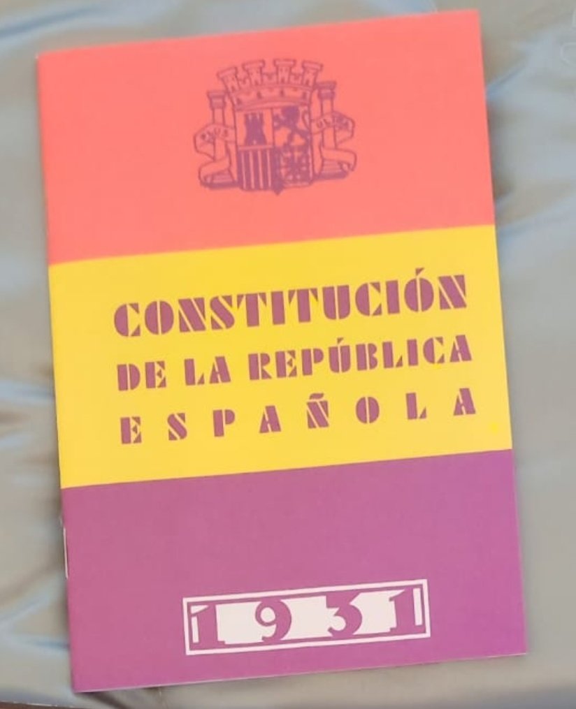 Para rememorar este #14deAbril me he regalado este facsímil de la Constitución de la II República