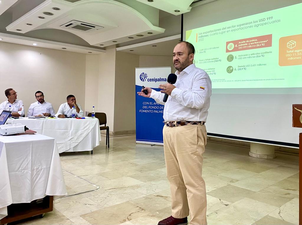 CenipalmaOrg's tweet photo. Para enfrentar la PC y otras enfermedades, los palmicultores pueden acceder a las Líneas Especiales de Crédito, LEC Desarrollo Productivo y LEC Reactivación Agropecuaria de @MinAgricultura y @Finagro.

Más información: https://t.co/jEneW9xDyT

#DeLaManoContraLaPC https://t.co/p0tNgwLdIz