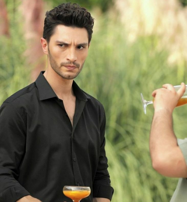 Aşkmi izlemeyen birine sorsan bu ikisi aynı kişi der