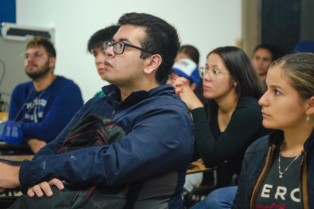 becalpy's tweet image. 👨‍💻👨‍💼Estudiantes universitarios se interiorizaron sobre las oportunidades que brinda #BECAL para Movilidad Internacional de Grado y capacitación de Idiomas en 🇵🇾

Igualmente recibieron información sobre los tipos y las modalidades de becas que ofrece el Programa. 

#MOBE @fpuna