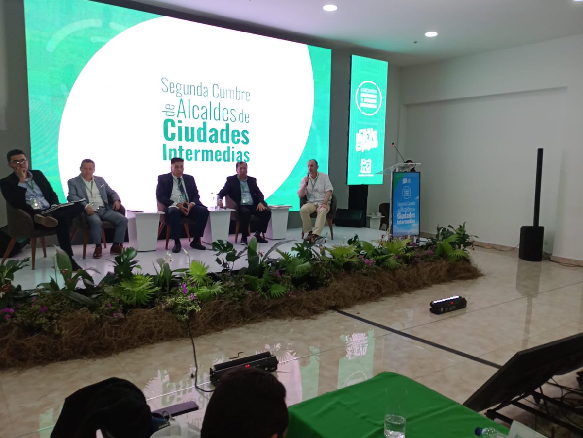 asointermedias's tweet photo. #CumbreAsointermedias La elección popular de Gobernadores y alcaldes es uno de los mayores logros en nuestra constitución y ha permitido a los municipios consolidar su gobierno y mejorar su gestión. Avanzamos en el #Panel5 Transición y empalme en las #CiudadesIntermedias
🧵(Hilo) https://t.co/QUALinLTot