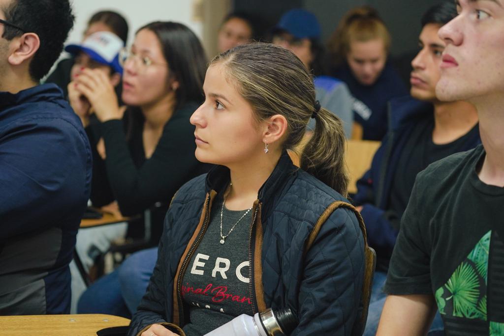 becalpy's tweet image. 👨‍💻👨‍💼Estudiantes universitarios se interiorizaron sobre las oportunidades que brinda #BECAL para Movilidad Internacional de Grado y capacitación de Idiomas en 🇵🇾

Igualmente recibieron información sobre los tipos y las modalidades de becas que ofrece el Programa. 

#MOBE @fpuna