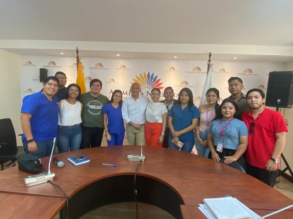 vamosug's tweet photo. El día de hoy como colectivo universitario mantuvimos una reunión con el asambleísta @wgomezr, nuestra concejal electa @JulyAlvarezLoor , delegados del CSU @NicoleCoolv @WalterParra97; en donde abordamos temas sobre la REFORMA DE LA LOES y la LEY DE JUVENTUDES. https://t.co/JONikQ95Ee