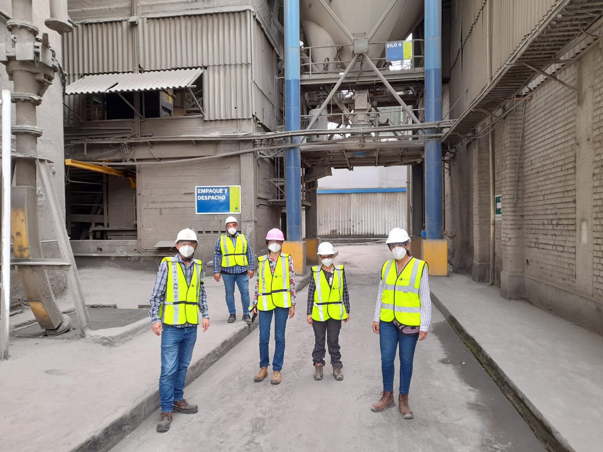 aagomezr's tweet photo. Visitamos la planta de  @Cementos_Argos ubicada en Yumbo, con 15 instructores del #CDTCI con el propósito de fortalecer la alianza con la empresa y el conocimiento en la fabricación de cemento que mejora la formación de nuestros instructores @SENAComunica @SENAQuindio https://t.co/HbT5WXjeGE