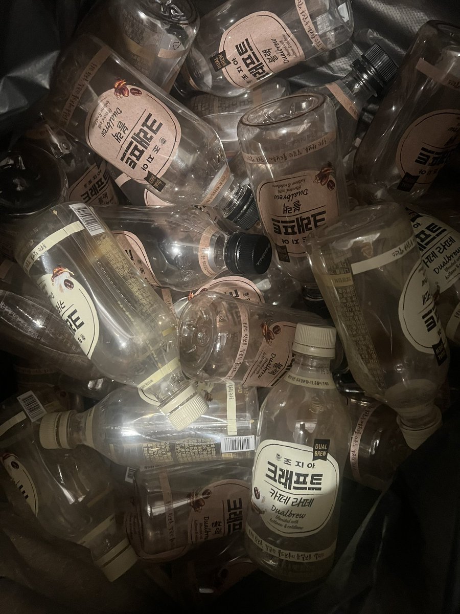 SeaLeedongwook's tweet photo. Now I can send all #georgiacraft bottles that I keep more than 100 for recycling this one at home .. the one I posted early today at office … I wish oppa will get another coffee or any beverage endorsement #leedongwook https://t.co/2U9uNZFsDo